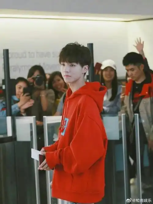 王俊凯一身正红##王俊凯红色灯绒套装