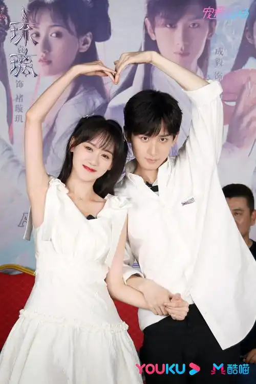 袁冰妍出席琉璃主创直播活动初遇夫妇合体撒糖