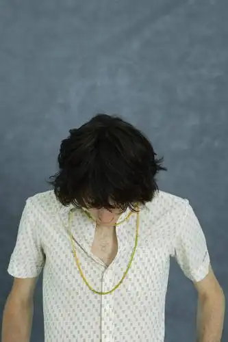 仅一个人,仅一个年轻男性,首饰,低头,摄影,影棚,种族,摄影棚,沉默