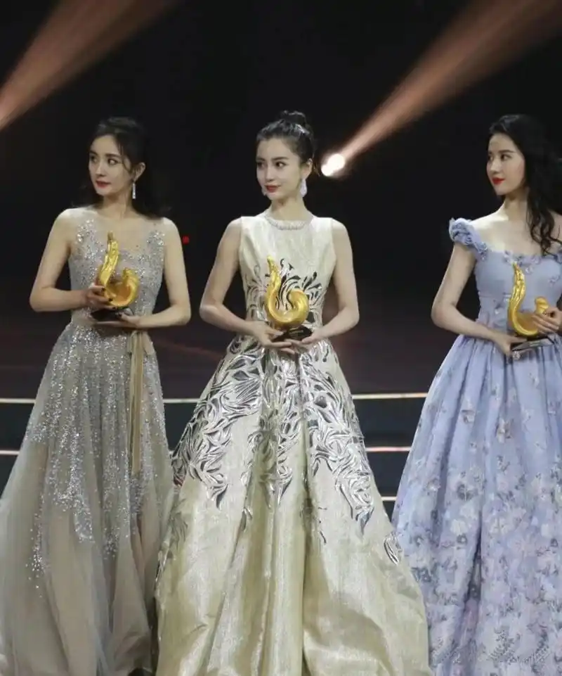杨颖杨幂和刘亦菲三大美女同台领奖,简直是太养眼了