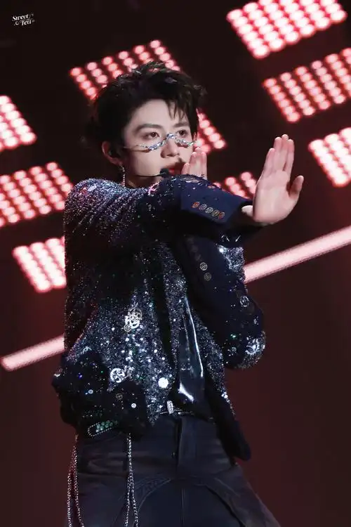 朱志鑫[超话]##朱志鑫百变舞台风格##朱志鑫直拍##朱志鑫卡点视频