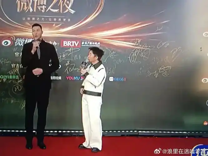 易建联杨迪身高差怜爱杨迪了#微博之夜红毯