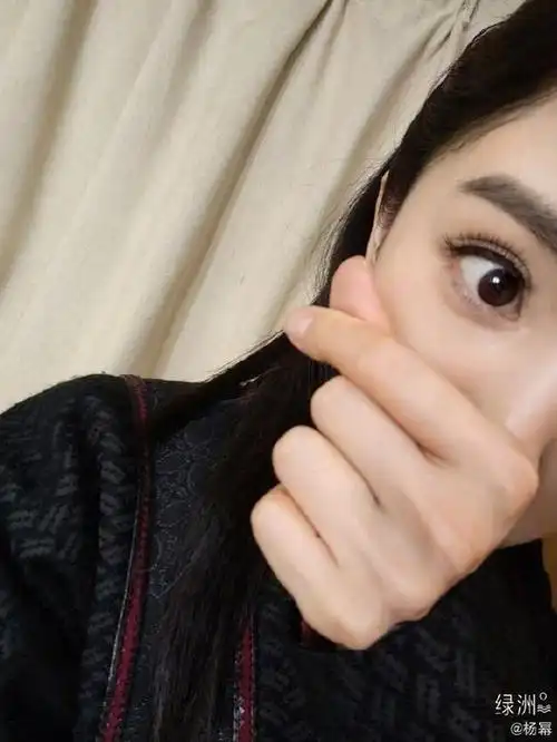 杨幂520晒比心自拍以剧中造型出镜又甜又飒