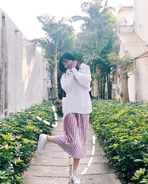 女生穿裙子怎么拍照,这8个穿裙子的拍照姿势,既自然又好看