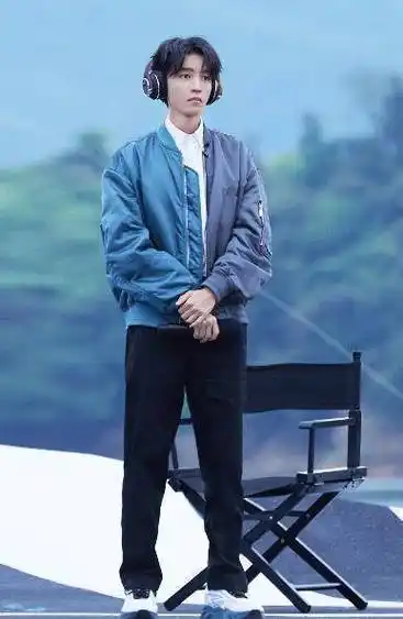 上次和关晓彤还有吴磊出席活动的时候,王俊凯正在一边,但是也显得身材