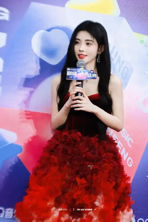 #鞠婧祎红丝绒锦鲤公主##qq音乐巅峰盛典#