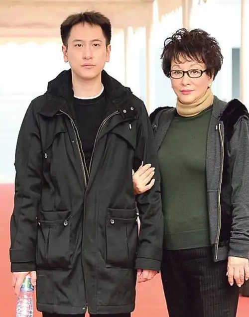 父亲留下133套房如今每套市值约2亿国民老公汤珈铖的故事