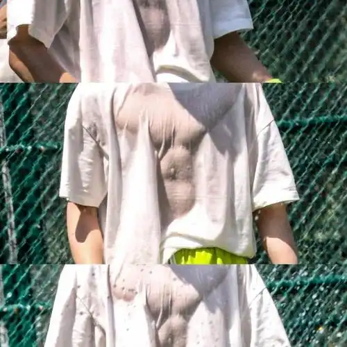 打湿的白色t恤,透出完美性感的曲线,阳光打在腹肌上,就连阴影也透露出