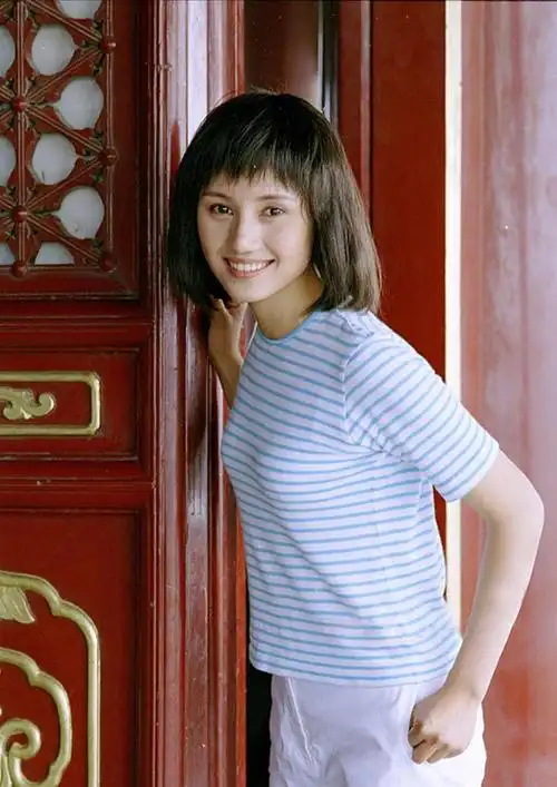 袁泉23岁时美照曝光,t恤配五分裤朴素大方,眼神纯净有故事_手机搜狐网