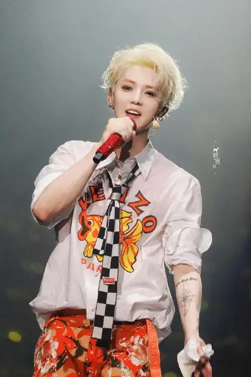 鹿晗帮粉丝跟领导请假#爱豆就是要染发!