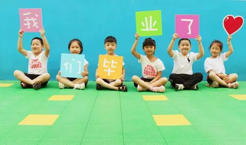 《爱在这里- -致我们一起走过的日子》新时代幼儿园大班毕业照