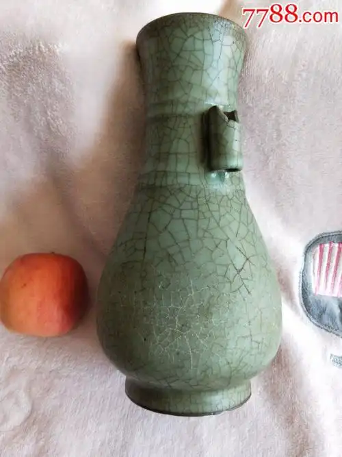 宋哥窑青釉贯耳瓶