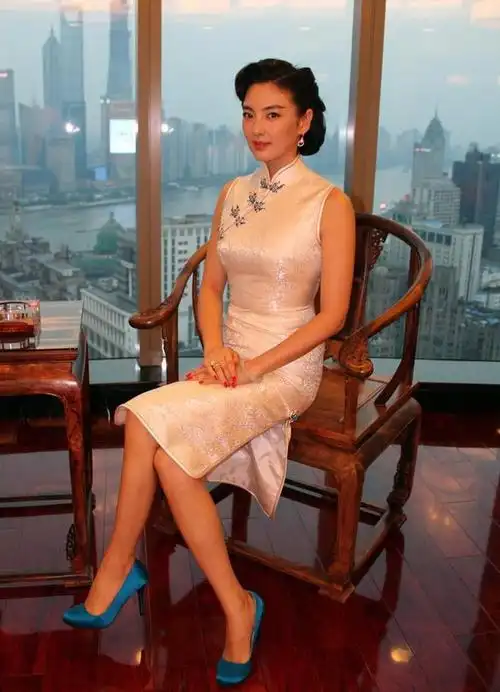 有种身材叫张雨绮穿印花旗袍扎双马尾又纯又欲肉全长对了地方