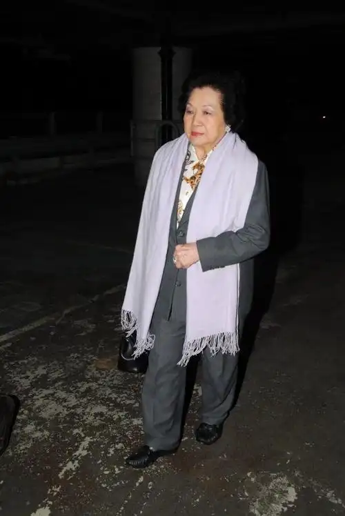 除了吕燕妮所生的三子三女,还有霍英东二太太冯坚妮及三太太林淑端所