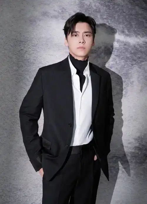 姜磊发文否认此前博文与李易峰有关,疑似李易峰经纪人回应:被黑_网友