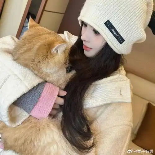 鞠婧祎怀里的猫好肥##鞠婧祎眼睛瞪得像铜铃