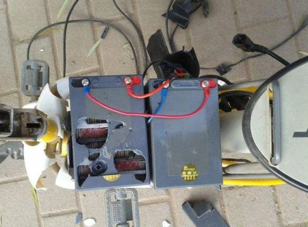 如下图示,正负连接即可形成串联方式,得到48v20ah电池组