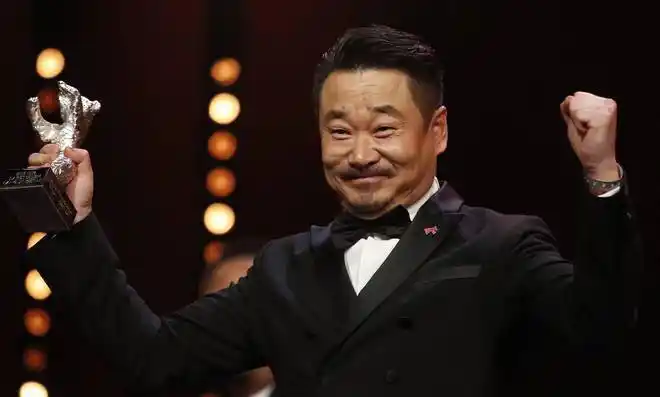 又一大器晚成的男演员40岁获东京影帝如今46岁获柏林影帝