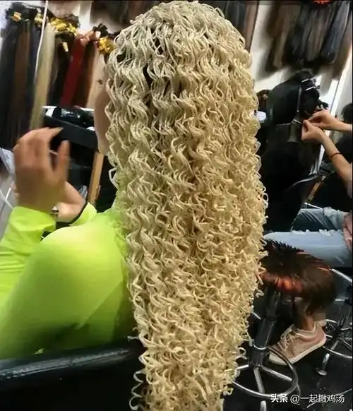 哈哈一笑,55张搞笑动图:这泡面头来点葱花,就很有食欲了!