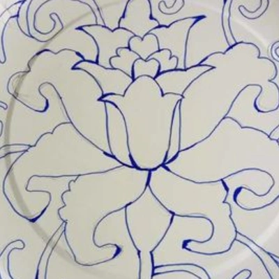 6,最后用橡皮擦将铅笔画的底稿擦掉,青花瓷纸盘就完成了