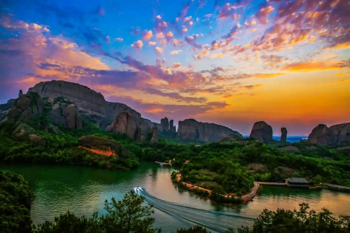 土豪把儿子送去龟峰,结果.