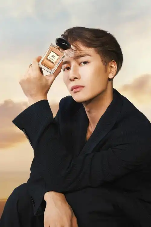 王嘉尔阿玛尼全球香水代言人