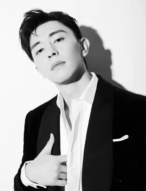 邓伦,神仙颜值,生图杀手,素颜也很帅气,天生牛奶肌; 笑起来就让人心动