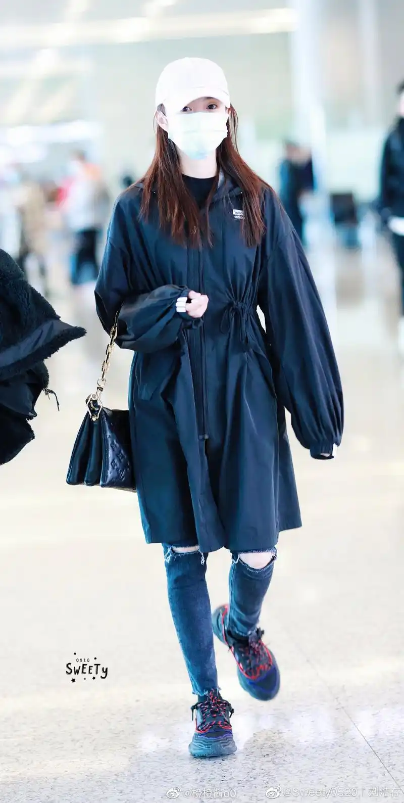 开春后女星机场照吴宣仪是时尚绝缘体张小斐这腿也太细了吧