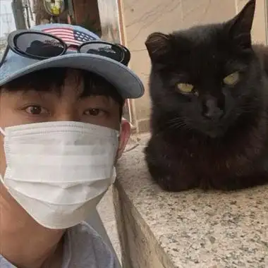 超帅戴眼镜很有品味的质感男头-男生头像-糖果壁纸