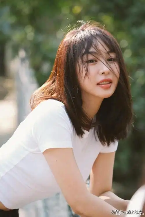 李菲儿的身材比例堪称尤物,性感女神