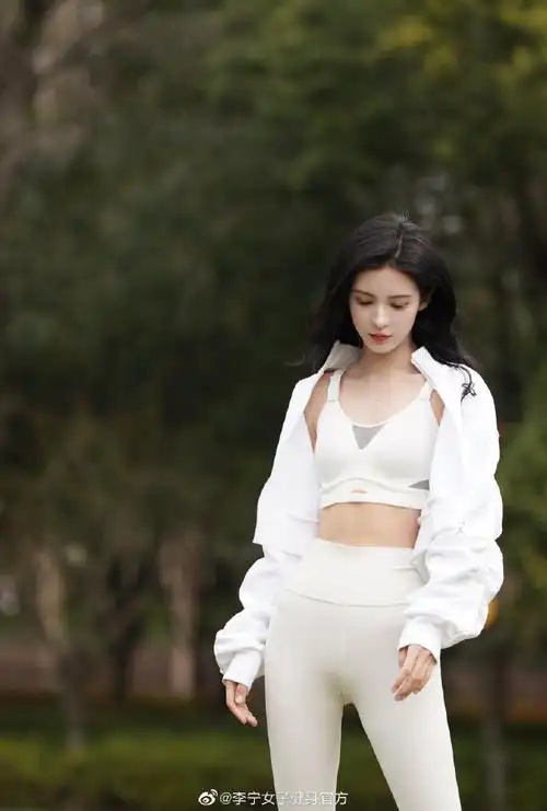 张予曦着李宁女子健身热汗装备,演绎春日柔韧灵感.