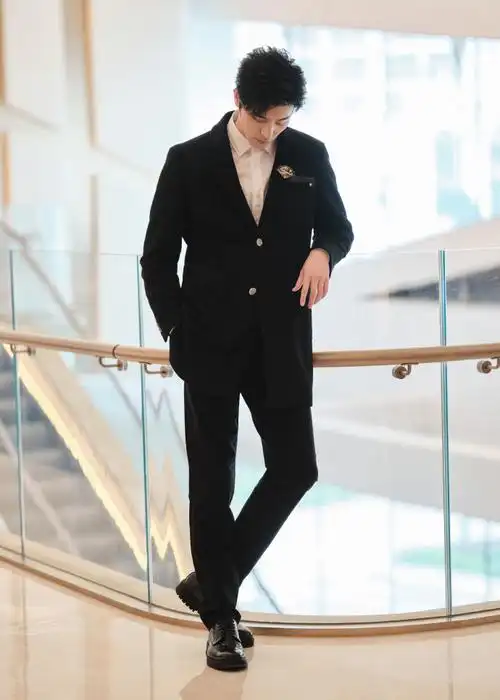 徐开骋超话龙纹古扇点缀胸间,黑色西装利落优雅.