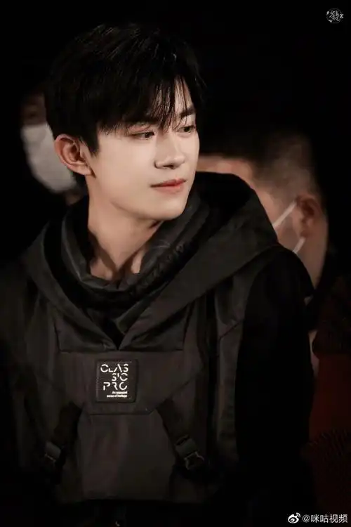 咪咕星鲜事##易烊千玺黑色外套高铁路透