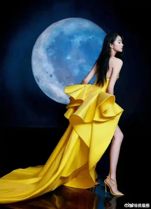 关晓彤鎏金礼服