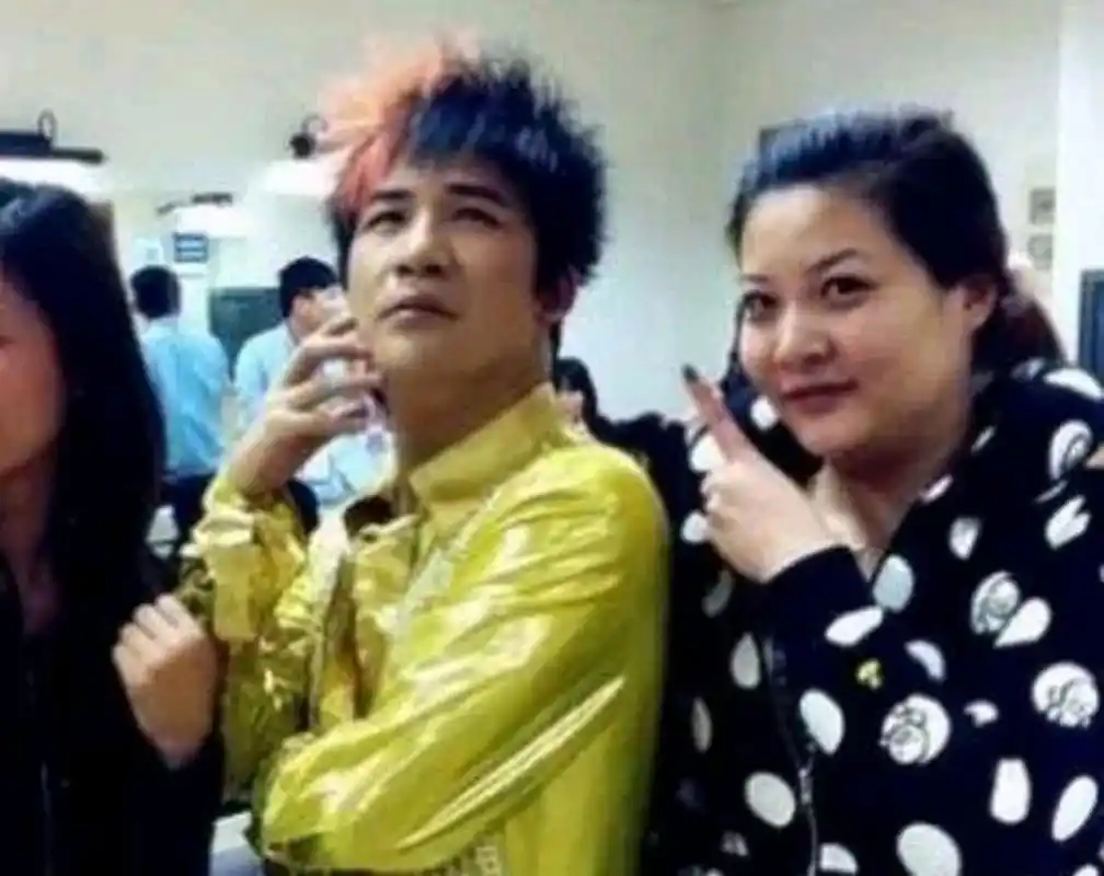 "大张伟笑着说:"我老婆化了妆像张曼玉,卸了妆像姜昆.