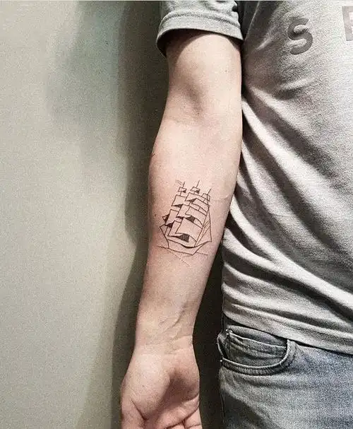 纹身小帆船男生手臂上帆船纹身图案