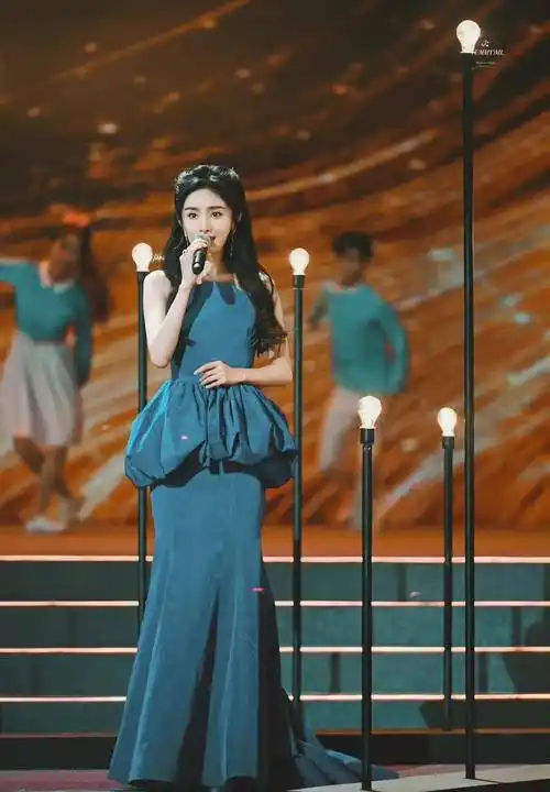 幂姐拿着话筒好像在看向什么人,是和主持人在互动嘛?