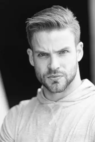 型男概念英俊的风格胡子迷人的家伙关心外观男子猪鬃严肃严脸黑色背景