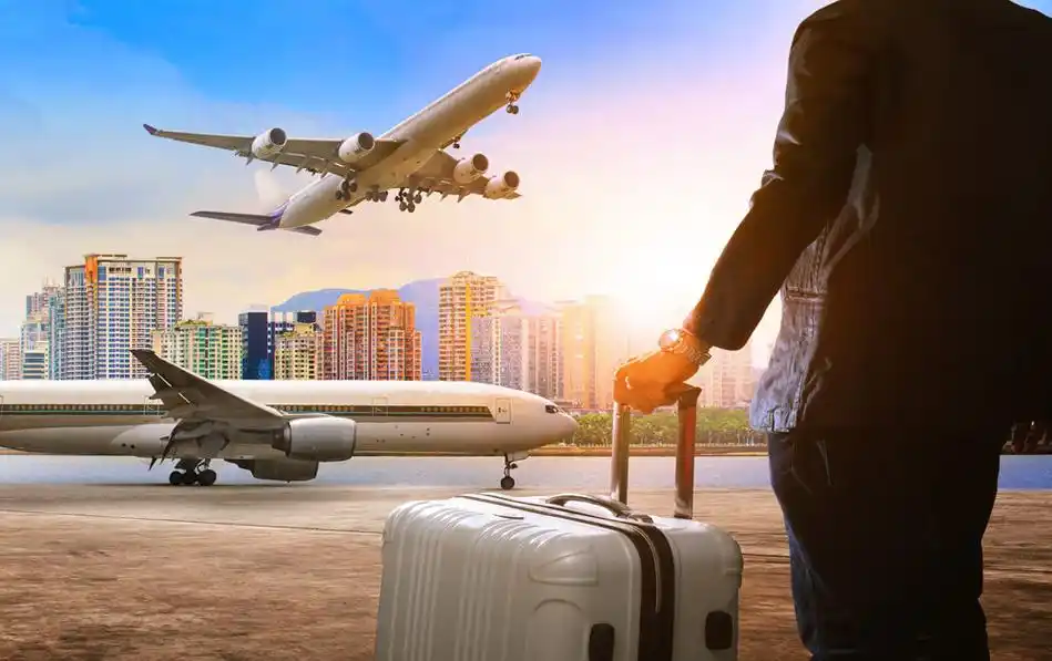 坐飞机出差的商务男人图片