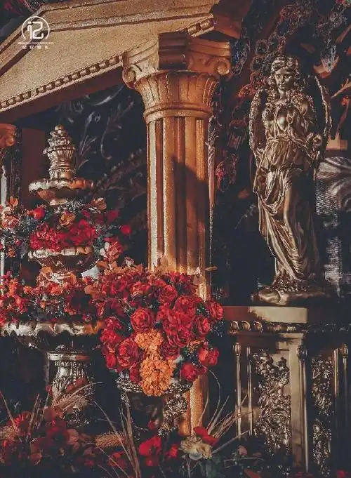 勃艮第红与鎏金的碰撞 交错出浪漫奢华的复古宫廷风婚礼