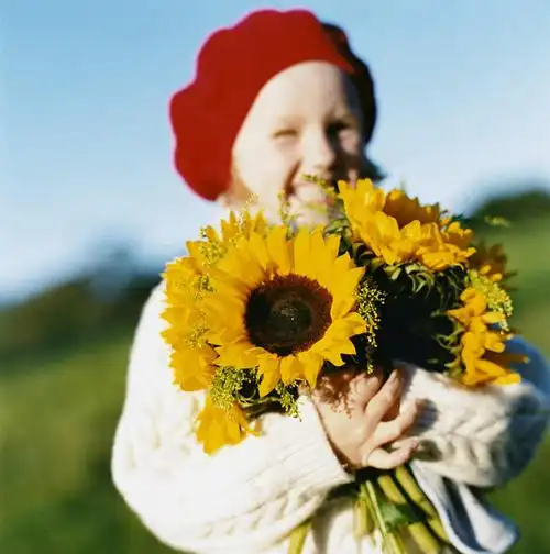 微笑,竖图,室外,白天,正面,爱情,幸福,纯洁,草地,草坪,太阳,植物