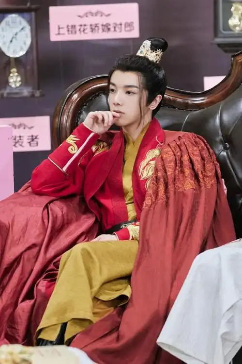 组图华晨宇萌探2cos庞统红衣古装加羽扇帅气俊朗