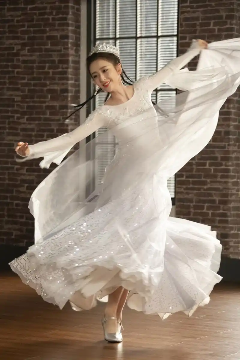 佟丽娅舞者 散发热情,演绎生命,与@佟丽娅 一起感受舞蹈魅力.