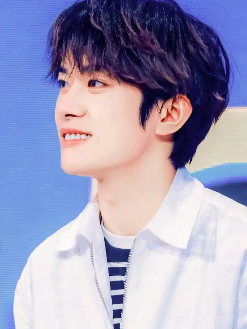 收集易烊千玺的笑容,手机高清壁纸 玺子笑起来太治愈了 	 图片来自