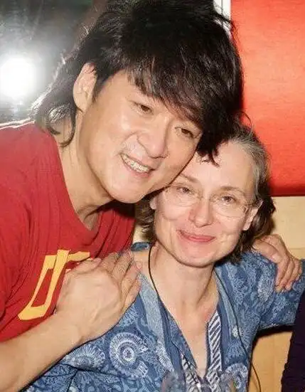 周华健和同岁妻子相差甚大妻子看起来像他妈妈正太儿子长残