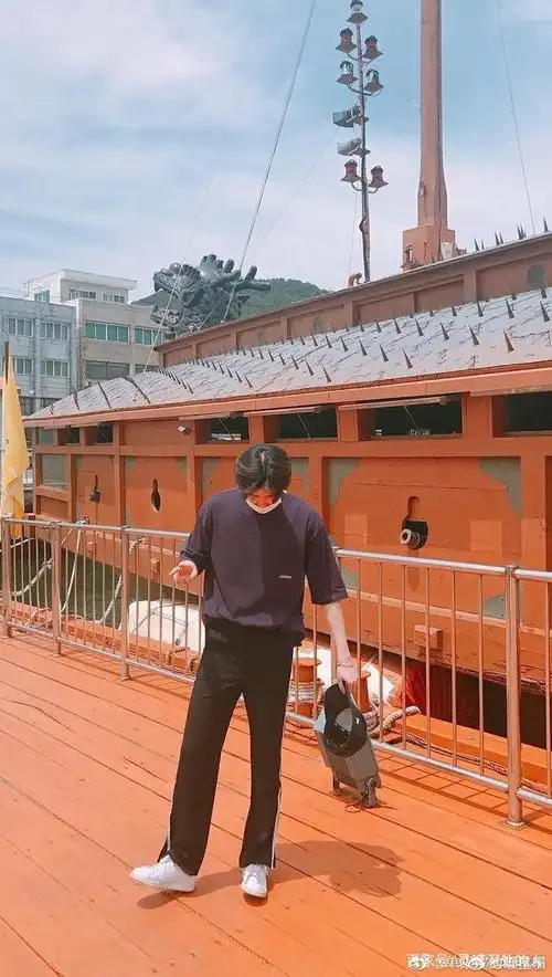 演员李钟硕的一组休闲照