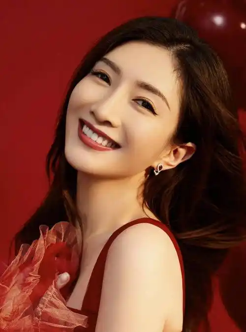 女星江疏影时尚写真:端庄优雅,优雅温婉