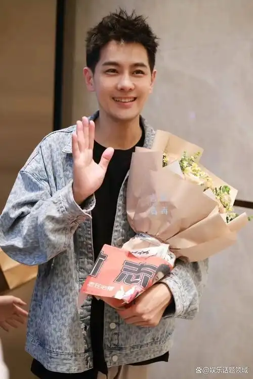 近日,媒体曝出林志颖参加某活动现场照片.