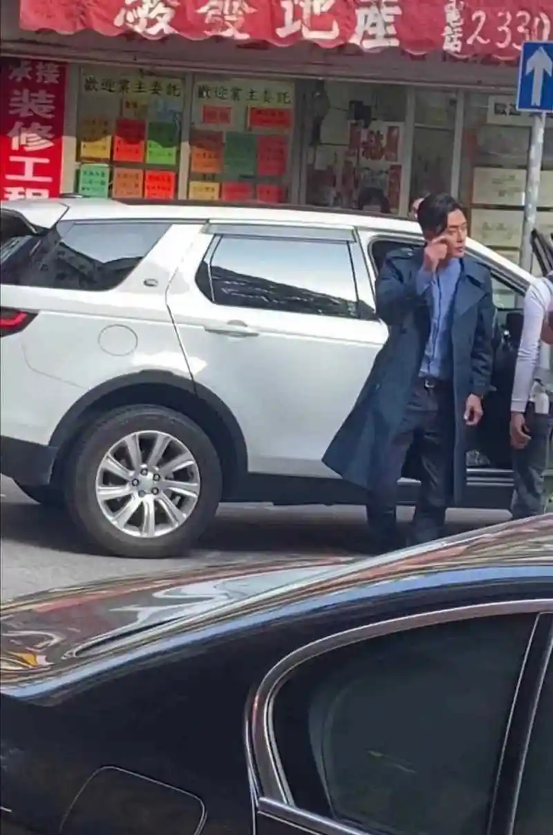 香港街头看到大帅哥黄宗泽,一身风衣潇洒倜傥,头发丝都透着帅气,他的