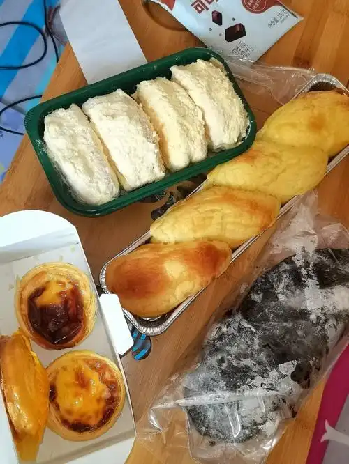 昨天陪我妈逛街,我俩都想吃面包蛋糕了,就去面包店买了一大兜甜品